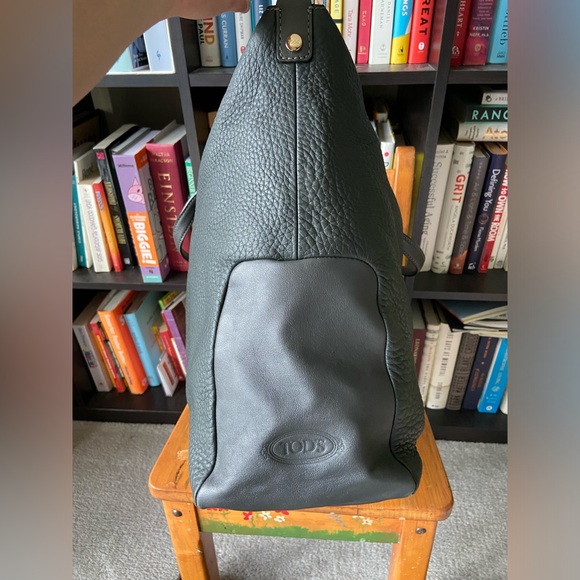 🌸SOLD🌸 Tod’s Miky Bauletto Grande (Large) in Graphite with Gold Hardware! - Picture 7 of 16